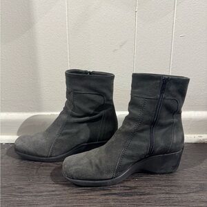 La CANADIENNE Grey Ankle Boots Suede Slip-On